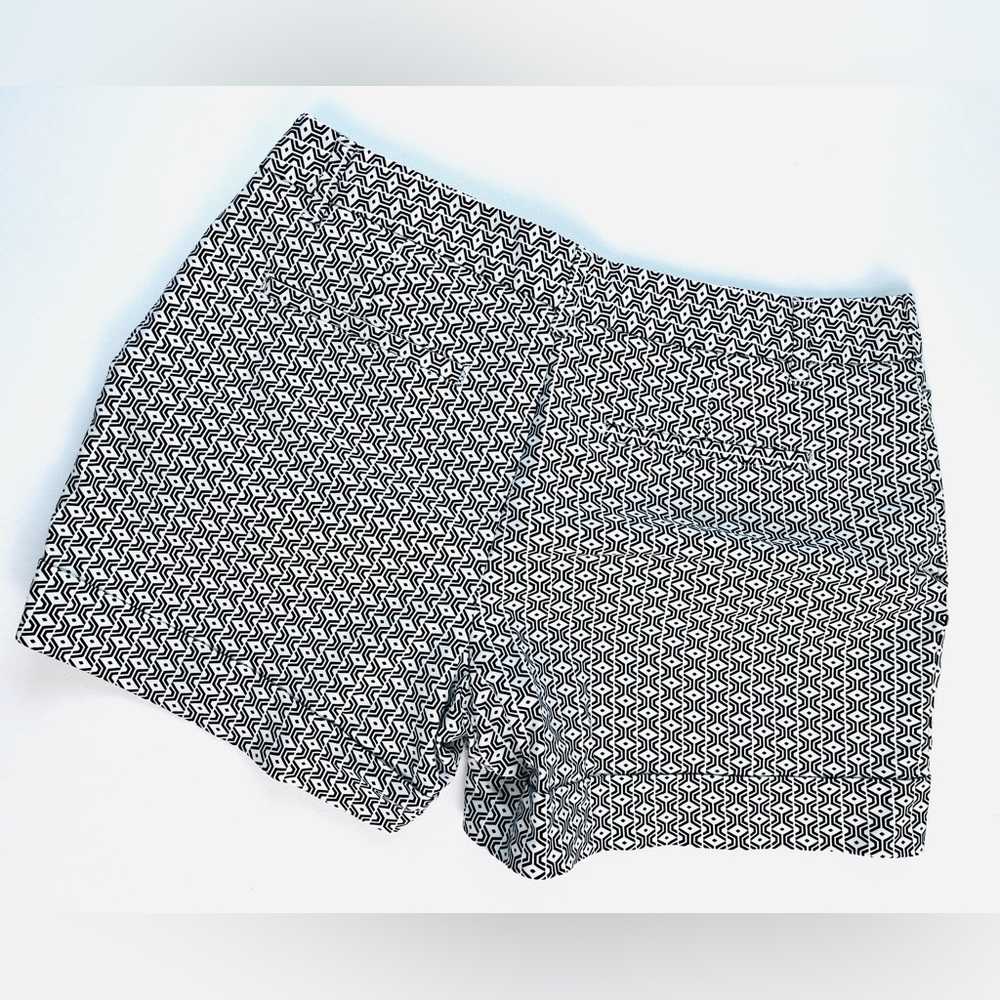 Black & White Geometric Shorts Size M [000307]